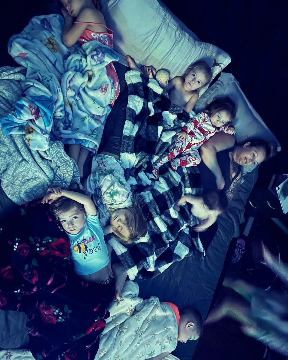 Και να θέλεις να κοιμηθείς μόνος σου, δεν μπορείς 