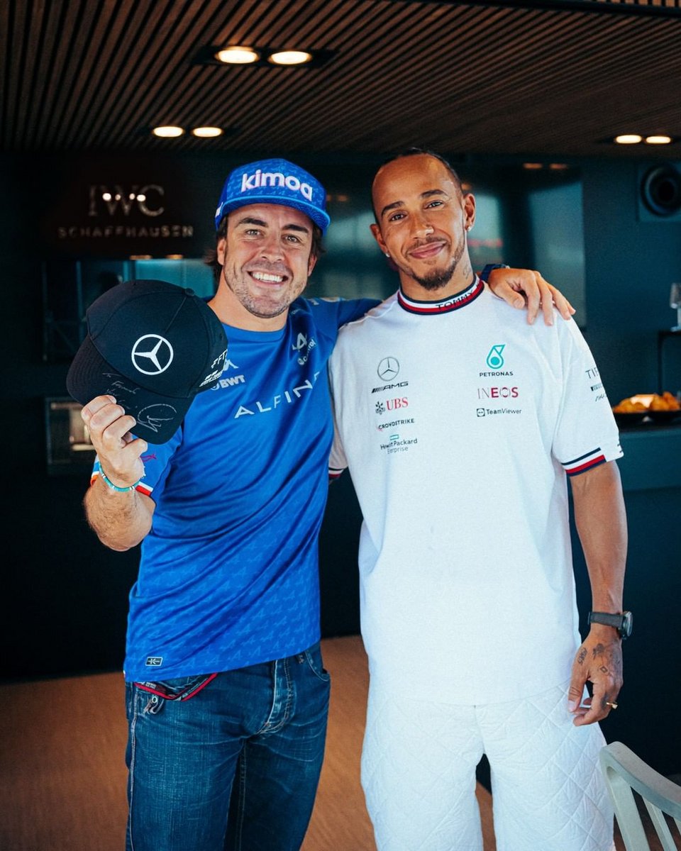 Και οι φωτό της συμφιλίωσης Alonso-Hamilton, με τον Ισπανό να κρατά ανά χείρας το υπογεγραμμένο καπέλο του Βρετανού