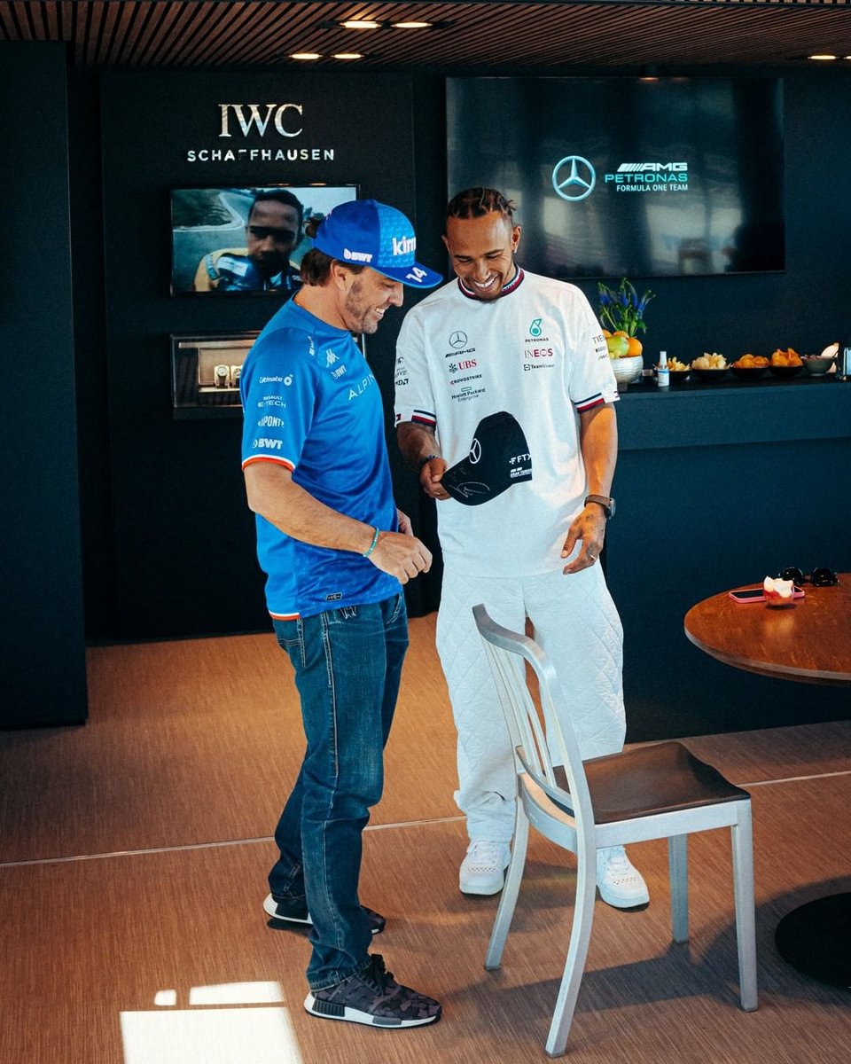 Προφανώς ο Fernando Alonso αιφνιδίασε τον Hamilton o οποίος εκείνη τη στιγμή... έτρωγε το μήλο του