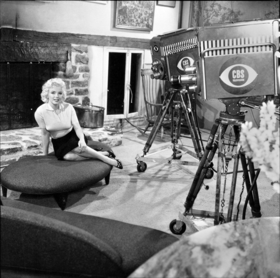 Η Marilyn Monroe δίνει συνέντευξη στον Edward R. Murrow για ένα επεισόδιο της τηλεοπτικής εκπομπής του CBS "Person to Person". Η μαγνητοσκόπηση πραγματοποιήθηκε στο σπίτι του Γκριν/Φωτογραφία: Getty Images