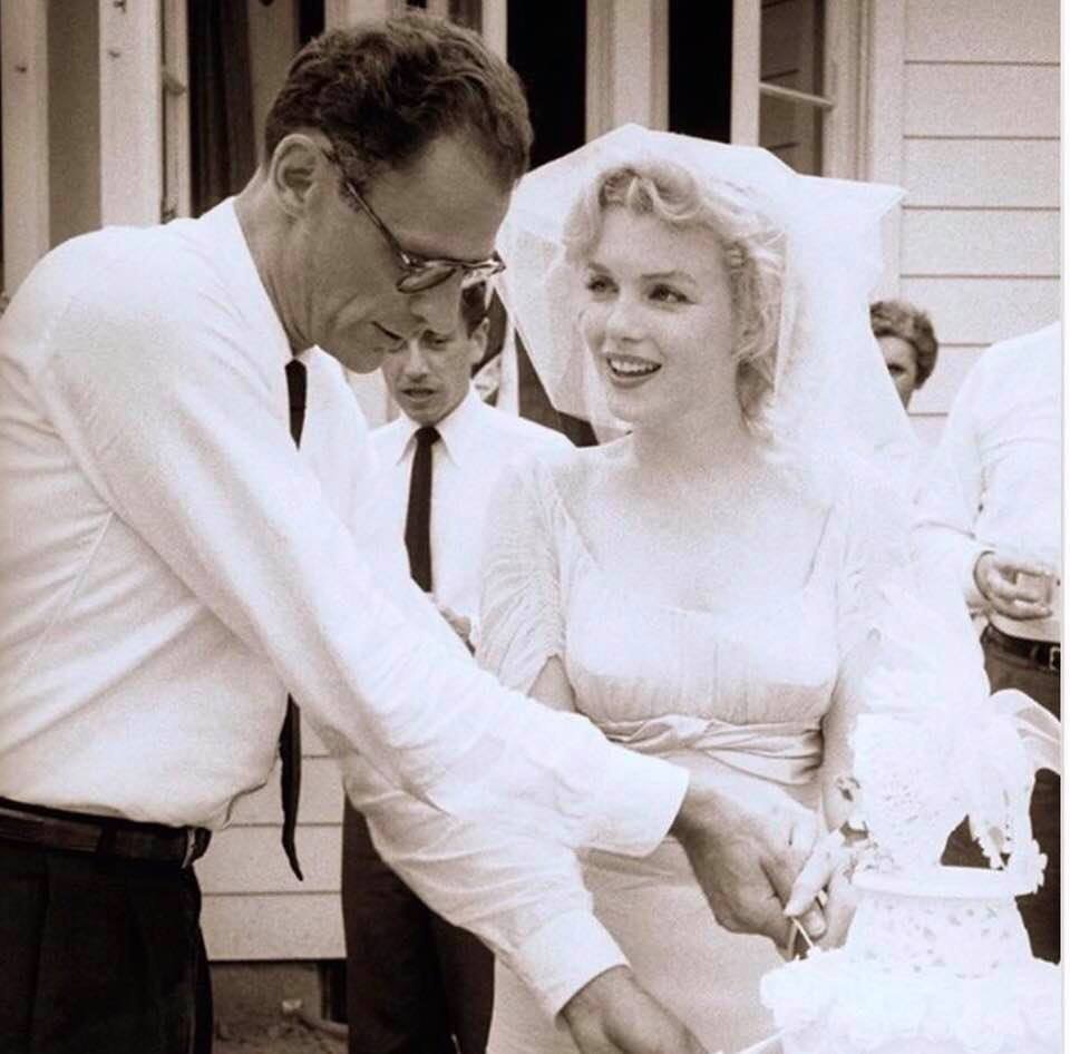 Ο Arthur Miller και η Marilyn Monroe την ημέρα του γάμου τους στο σπίτι της ατζέντισσας του./Φωτογραφία facebook