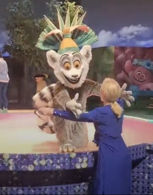 Η Μιράντα συνάντησε τον ήρωά της, τον βασιλιά Τζούλιαν από την ταινία Μαδαγασκάρη 