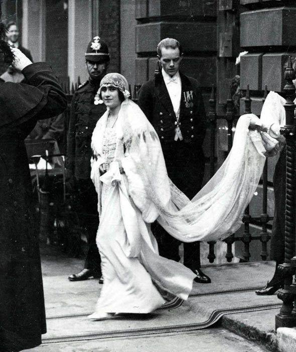 Η Lady Elizabeth Bowes Lyon (μητέρα της βασίλισσας Ελισάβετ) φεύγει από το σπίτι στην οδό 17 Bruton Street, το οικογενειακό τους σπίτι στο Λονδίνο, για να παραστεί στην τελετή γάμου της με τον πρίγκιπα Αλβέρτο, Δούκα της Υόρκης (26 Απριλίου 1923).