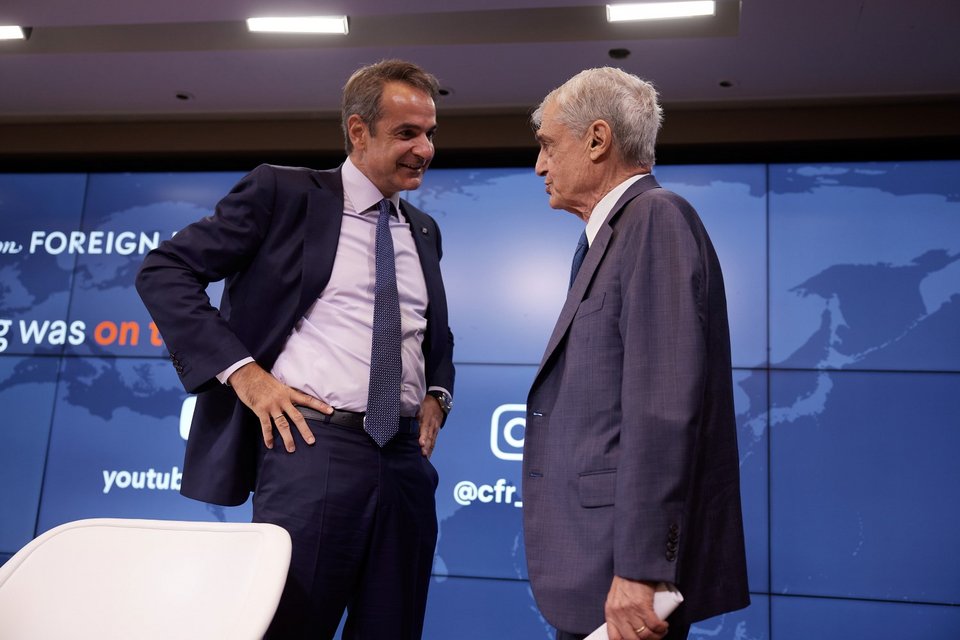 Κυριάκος Μητσοτάκης και Ρόμπερτ Ρούμπιν συνομιλούν μετά τη συζήτηση - Φωτογραφία:Γραφείο Τύπου Πρωθυπουργού/Δημήτρης Παπαμήτσος