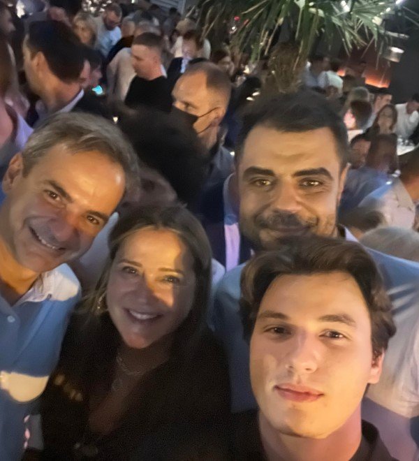 Ο πρωθυπουργός, ο Παύλος Μαρινάκης και η Άννα Ροκοφύλλου
