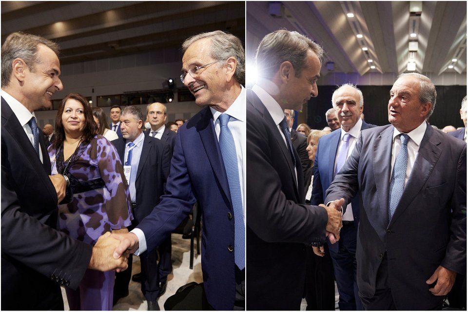 Ο Αντώνης Σαμαράς και ο Κώστας Καραμανλής χαιρετούν τον Κυριάκο Μητσοτάκη -Φωτογραφία: ΓτΠ ΠΑΠΑΜΗΤΣΟΣ ΔΗΜΗΤΡΗΣ
