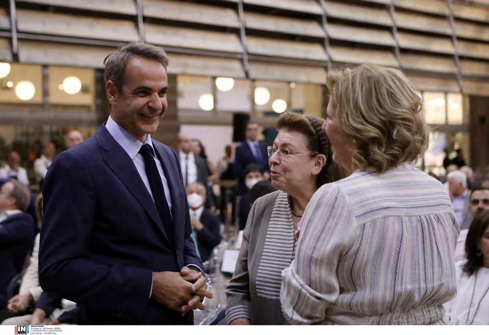 Ο Κυριάκος Μητσοτάκης συνομιλεί με τη Λίνα Μενδώνη και την Εύη Χριστοφιλοπούλου