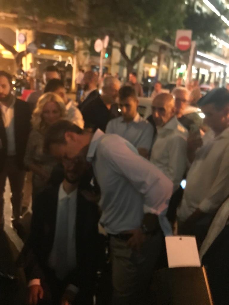 Ο Κυριάκος Μητσοτάκης συνομιλεί με τον Στέλιο Κυμπουρόπουλο