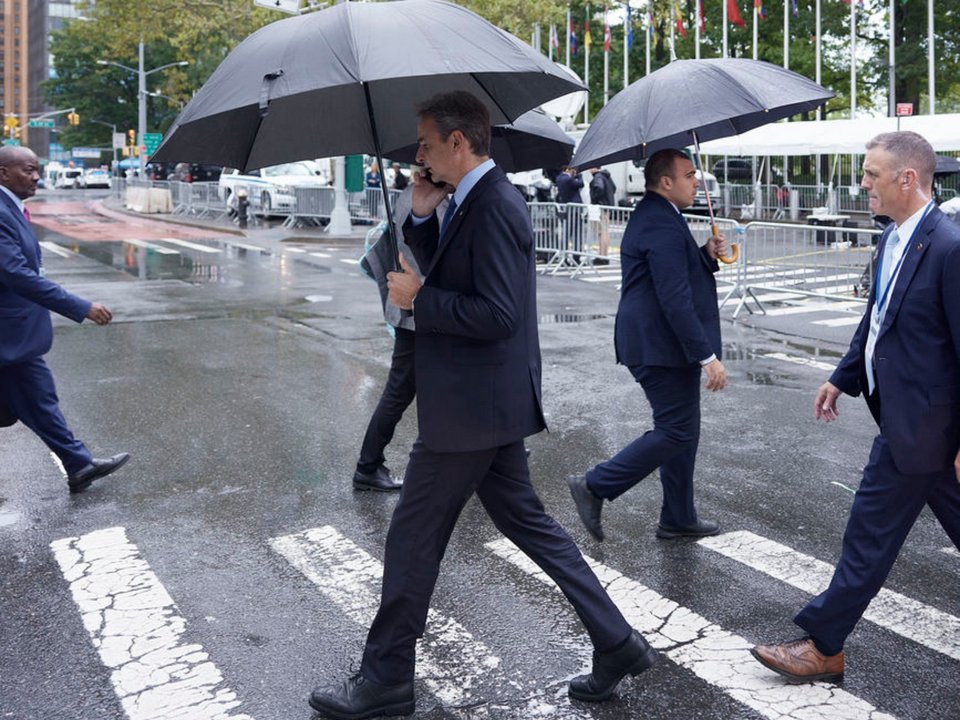 Ο Κυριάκος Μητσοτάκης στη Νέα Υόρκη με ομπρέλα -Φωτογραφία: Δημήτρης Παπαμήτσος