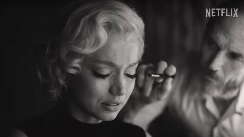  Μια ώρα θέλει ο πιστός μακιγιέρ της -που την ωθεί με κάθε ευκαιρία στα βαρβιτουρικά- για να κάνει πάλι Μέριλιν την υπό κατάρρευση ξανθιά της ταινίας του Ντόμινικ / Netflix 