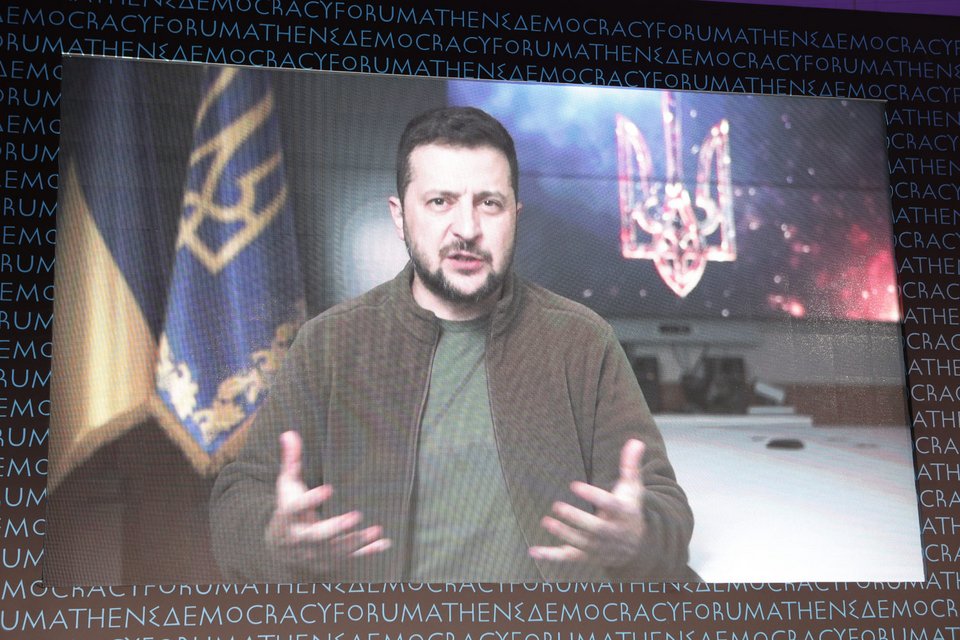 Ο Βολοντίμιρ Ζελένσκι κατά τον χαιρετισμό του μέσω βίντεο στο Athens Democracy Forum / Φωτογραφία: Eurokinissi