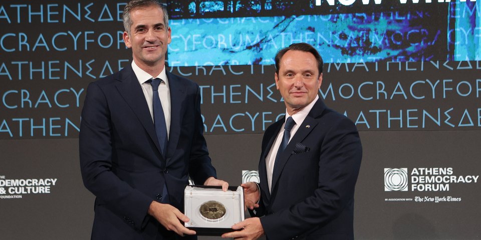 Ο Δήμαρχος Αθηναίων Κώστας Μπακογιάννης απονέμοντας το βραβείο Δημοκρατίας στο Athens Democracy Forum / Φωτογραφία: Eurokinissi