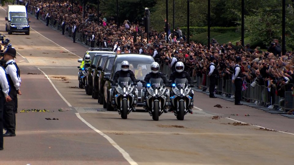 Κόσμος ρίχνει λουλούδια καθώς περνά η νεκροφόρα με το φέρετρο της βασίλισσας Ελισάβετ