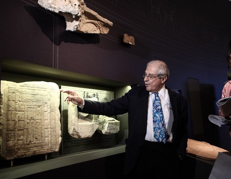 Πάντα εκεί, όχι στο γραφείο του αλλά μέσα στις αίθουσες για να εξηγήσει, να παρουσιάσει, να σου προκαλέσει διάθεση να μάθεις κι άλλα / Sooc Νick Paleologos