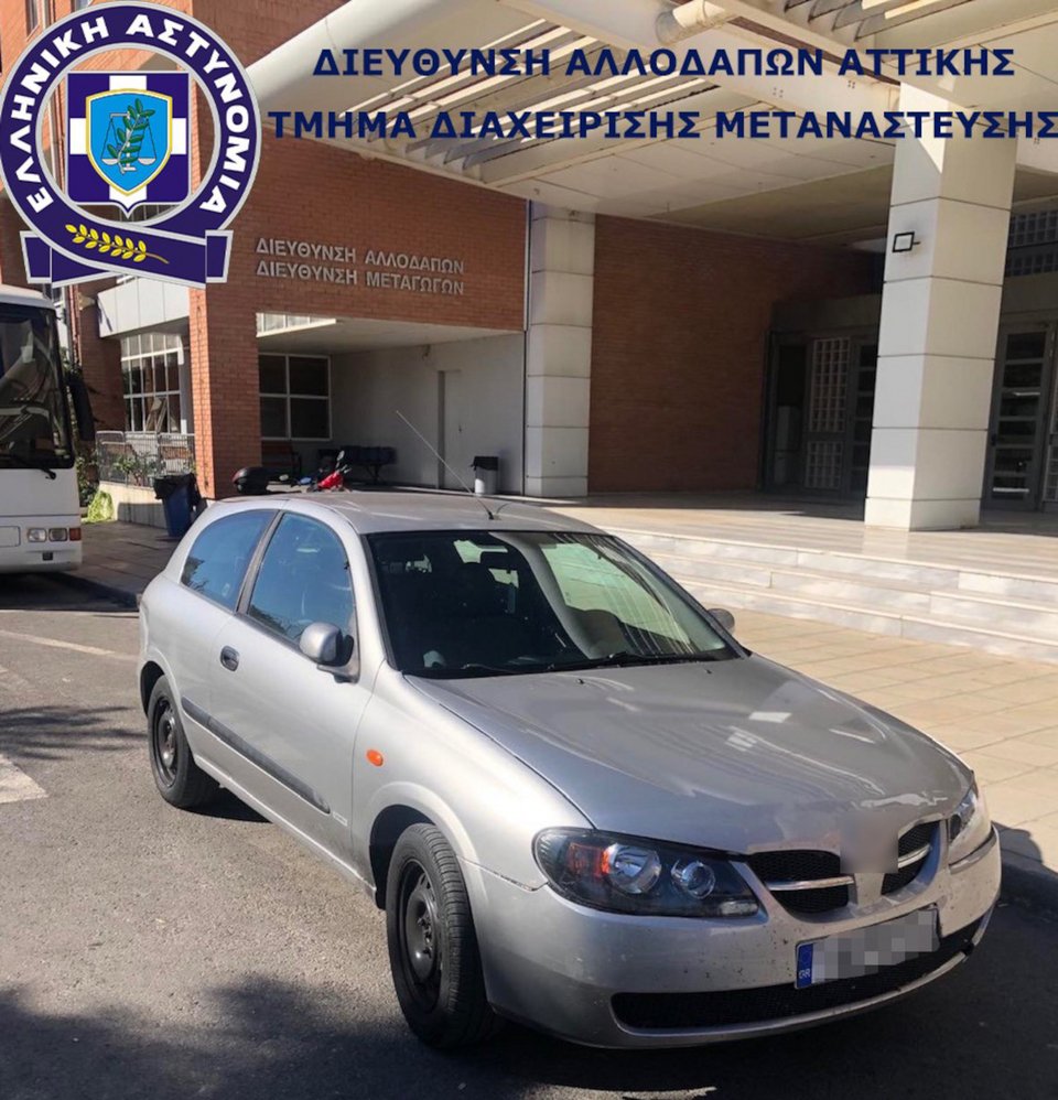 Το όχημα που χρησιμοποιούσε ο συλληφθείς διακινητής μεταναστών / Φωτογραφία: ΕΛ.ΑΣ.