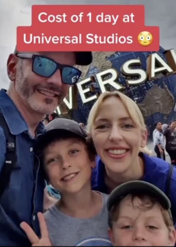 Η Miranda Pearce δίπλα στο λογότυπο της Universal με τους δύο γιους της και τον σύζυγό της έτοιμη για μια διασκεδαστική οικογενειακή έξοδο