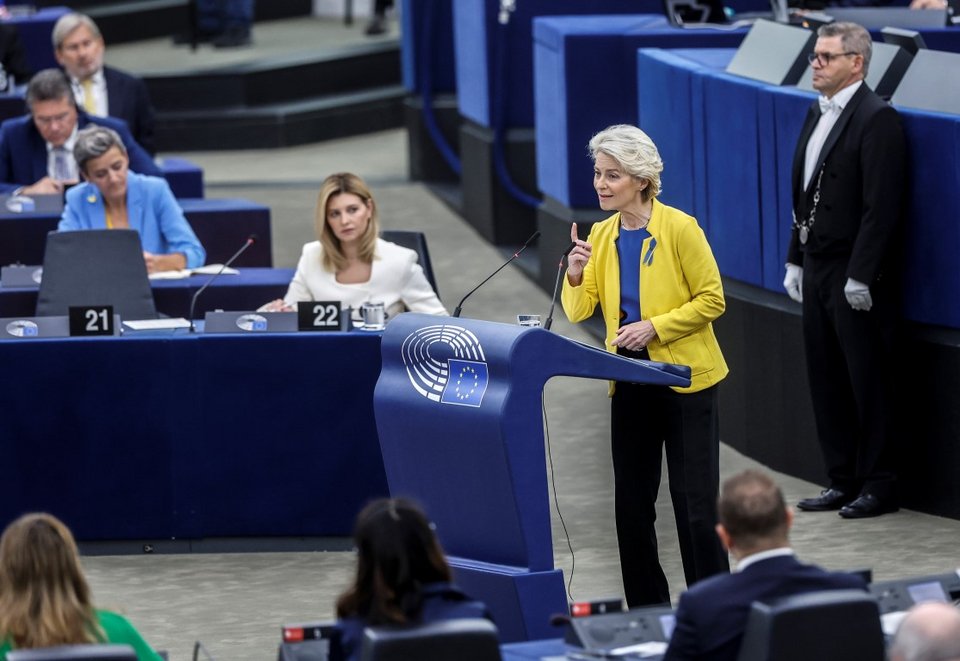 Η Ολένα Ζελένσκα παρακολουθεί την ομιλία της Ούρσουλα φον ντερ Λάιεν / Φωτογραφία: ASSOCIATED PRESS