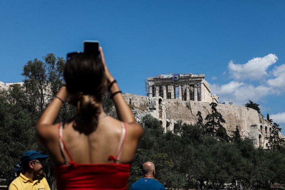 Περαστικοί έβγαζαν φωτογραφίες μη μπορώντας να πιστέψουν αυτό που αντικρίζουν