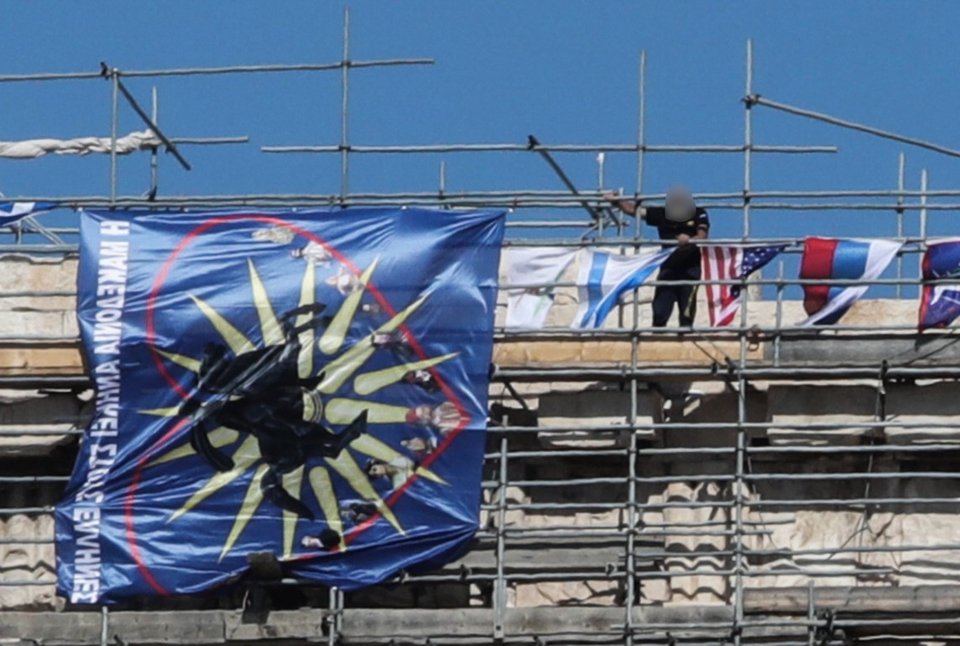 Ο άνδρας που κρέμασε τις σημαίες και τα πανό στην Παρθενώνα