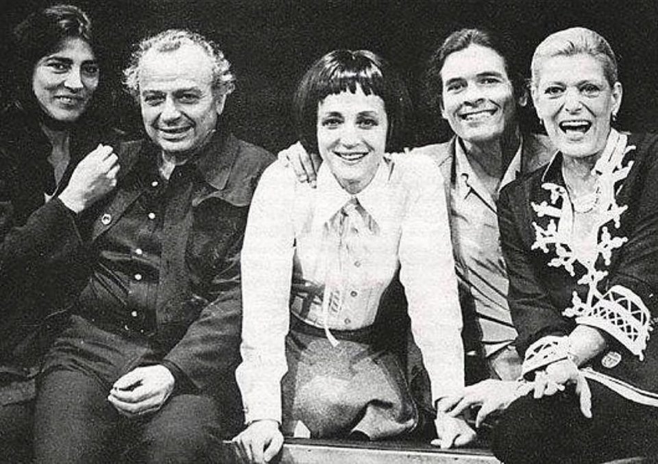(1975) από αριστερά: Ειρήνη Παπά, Μιχάλης Κακογιάννης, Έλλη Λαμπέτη, Ρομπέρτο Ατάιντε και Μελίνα Μερκούρη στο θέατρο Διονύσια (σήμερα Θέατρο Χορν) για την πρεμιέρα της παράστασης «Δεσποινίς Μαργαρίτα»