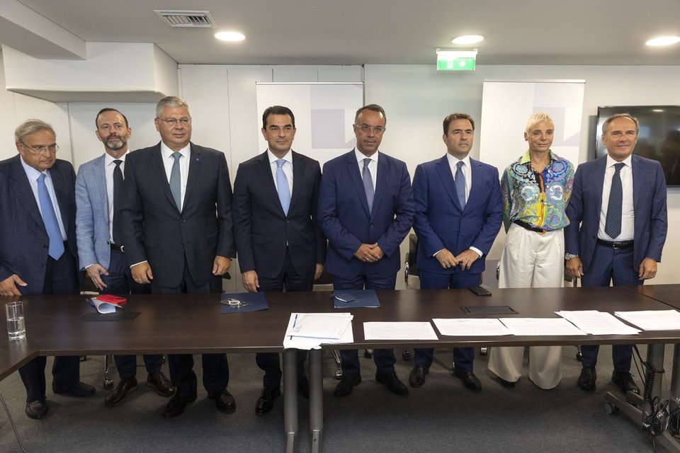 Ο Πρόεδρος του Διοικητικού Συμβουλίου του ομίλου ΕΛΠΕ, Γιάννης Παπαθανασίου, ο Διευθύνων Σύμβουλος του Υπερταμείου, Γρηγόρης Δ. Δημητριάδης, ο Διευθύνων Σύμβουλος του ομίλου ΕΛΠΕ, Ανδρέας Σιάμισιης, ο Υπουργός Περιβάλλοντος και Ενέργειας, Κώστας Σκρέκας, ο Υπουργός Οικονομικών, Χρήστος Σταϊκούρας, ο Διευθύνων Σύμβουλος του ΤΑΙΠΕΔ, Δημήτρης Πολίτης, η Πρόεδρος του Διοικητικού Συμβουλίου της Italgas, Benedetta Navarra, ο Διευθύνων Σύμβουλος της Italgas, Paolo Gallo.