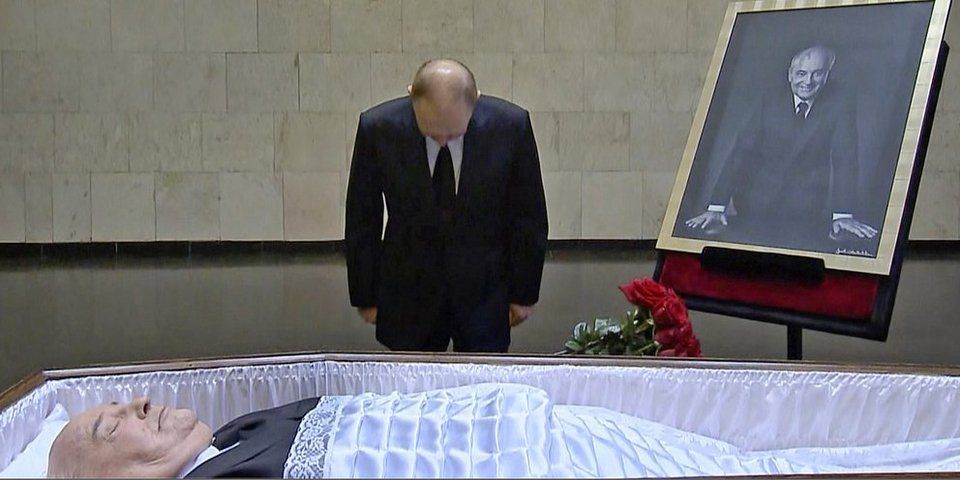 Ο Βλαντίμιρ Πούτιν αποτίει φόρο τιμής στον Μιχαήλ Γκορμπατσόφ / Φωτογραφία: AP
