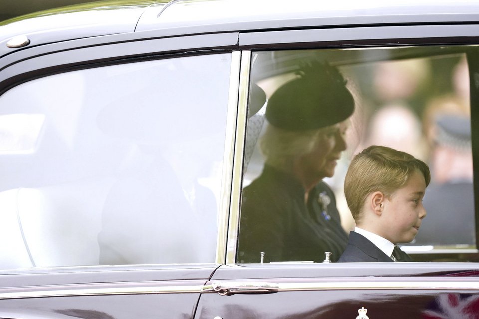 πρίγκιπας Τζορτζ, πριγκίπισσα Σάρλοτ   στην κηδεία της βασίλισσας Ελισάβετ