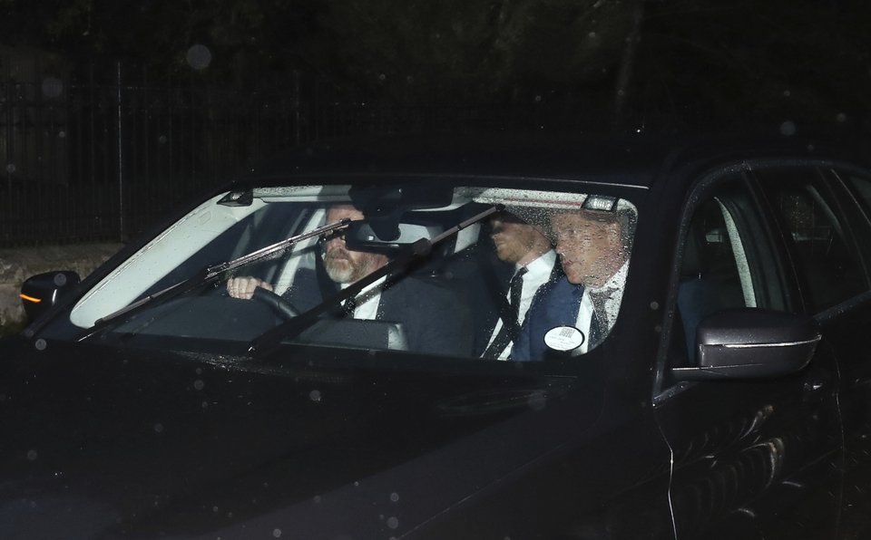 O πρίγκιπας Χάρι κατά τη μεταφορά του στο κάστρο Μπαλμόραλ έχοντας μάθει πως πέθανε τελικά η βασίλισσα Ελισάβετ