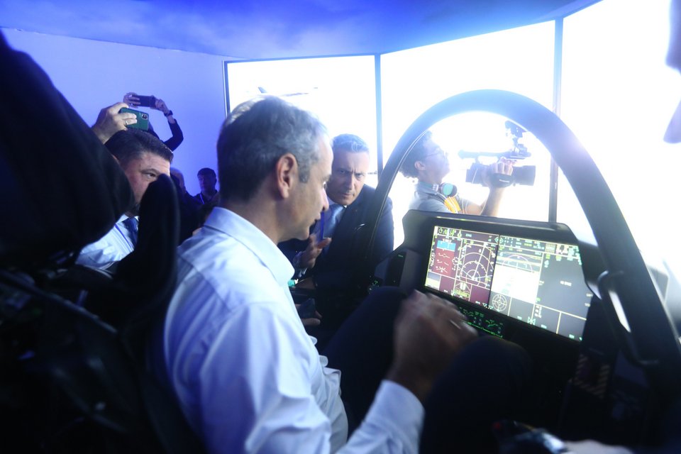 Ο Μητσοτάκης σε προσομοιωτή του μαχητικού F-15
