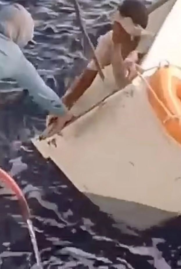 Εκπληκτικά πλάνα δείχνουν τη συγκινητική στιγμή που ο ψαράς διασώθηκε από τα νερά