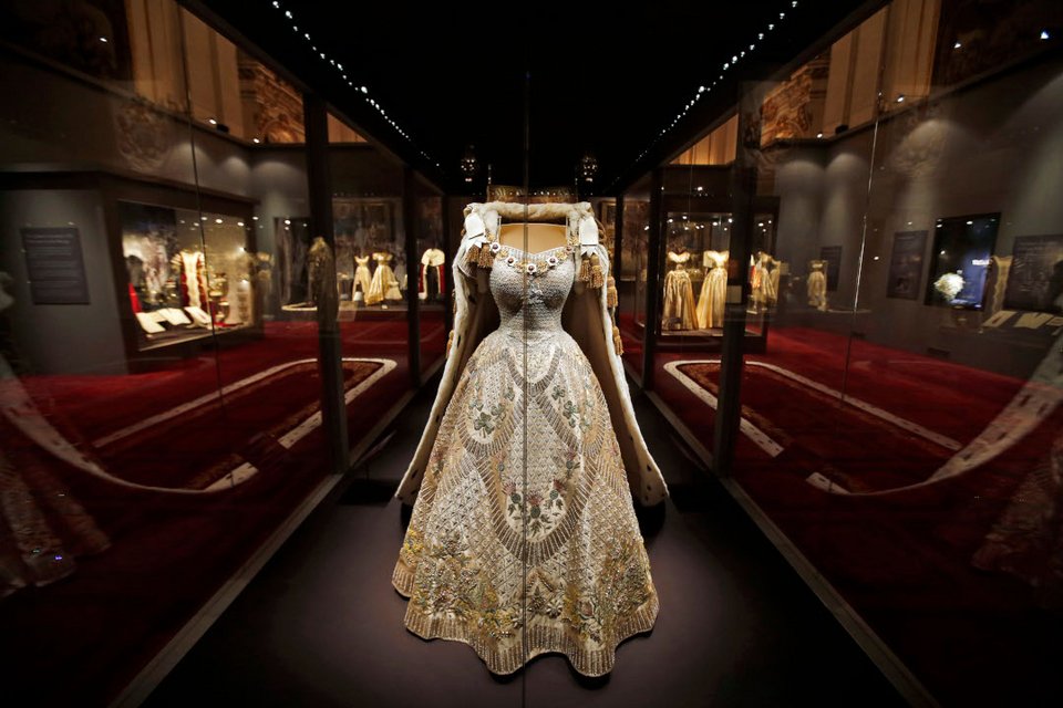 To φόρεμα παρουσιάστηκε στην έκθεση «The Queen's Coronation 1953» στο παλάτι του Μπάκιγχαμ το 2013.