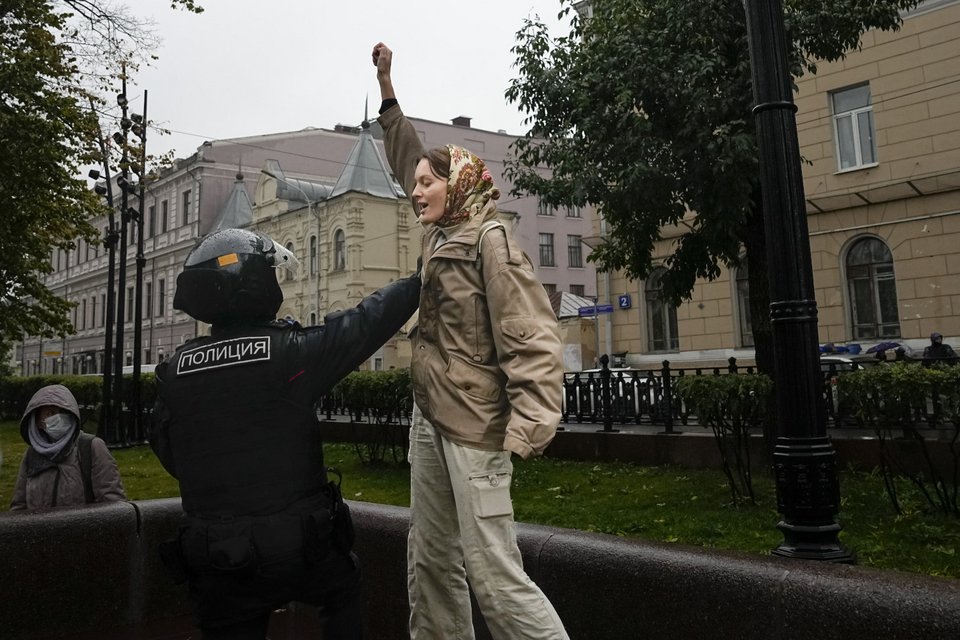 Ένας αστυνομικός συλλαμβάνει διαδηλώτρια κατά της μερικής επιστράτευσης στη Μόσχα