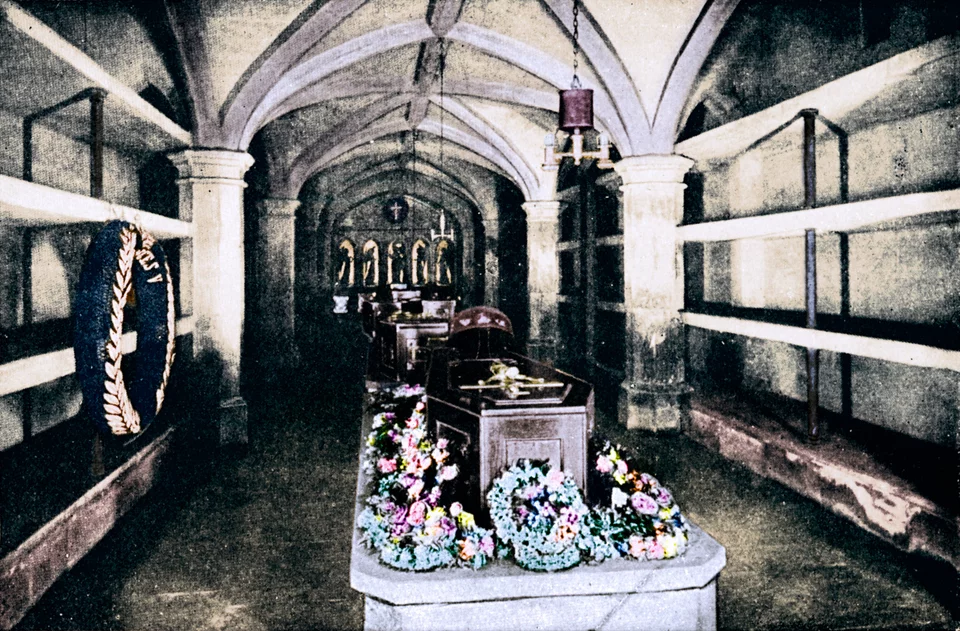 Η κεντρική βασιλική κρύπτη στο παρεκκλήσι του Αγίου Γεωργίου, όπου αρχικά, στο τέλος της δημόσιας κηδείας, είχε βυθιστεί και η σορός της βασίλισσας Ελισάβετ και παρέμεινε εκεί για δύο περίπου ώρες. Η φωτό είναι αρχείου και απεικονίζει τη σορό του βασιλιά Εντουαρντ VII, το 1910. 