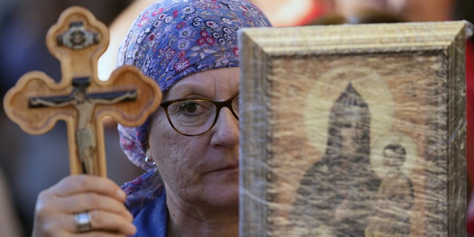 Με το σταυρό το χέρι κατά του EuroPride /. Associated Press