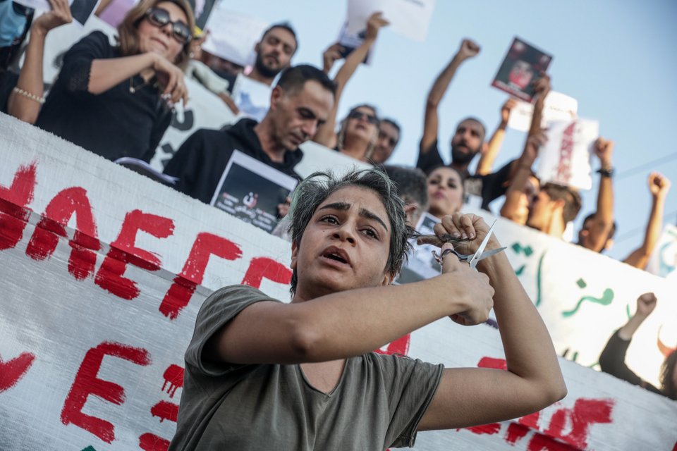 Γυναίκα κόβει τα μαλλιά της ως διαμαρτυρία