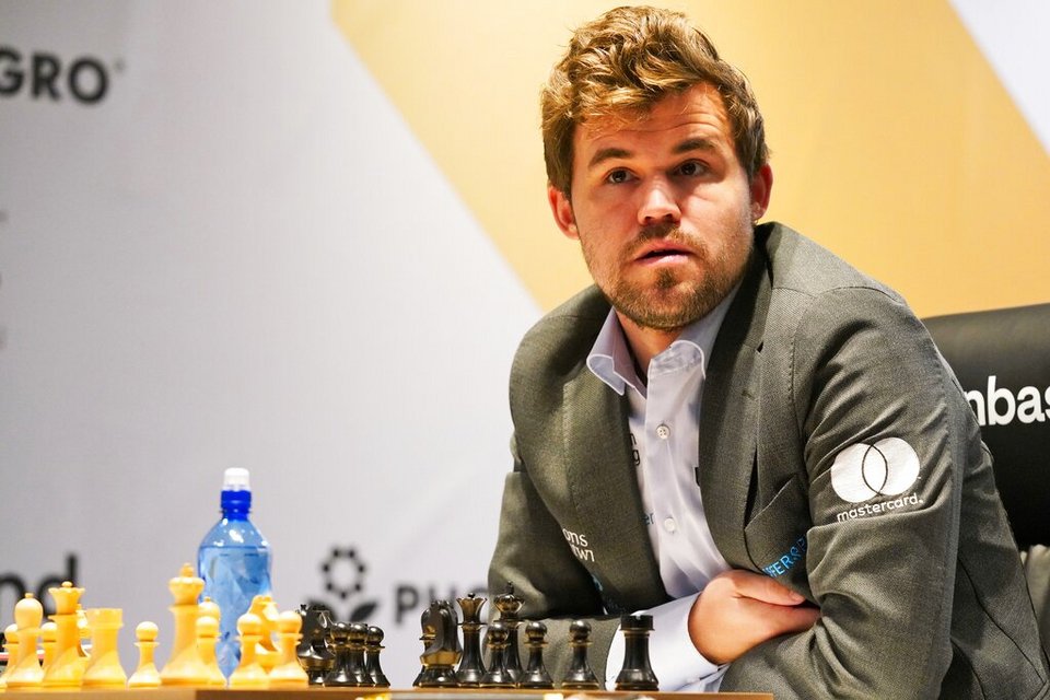 Ο Νορβηγός Magnus Carlsen αγωνίζεται κατά τη διάρκεια του Παγκόσμιου Πρωταθλήματος FIDE στο Dubai Expo 2020 στο Ντουμπάι