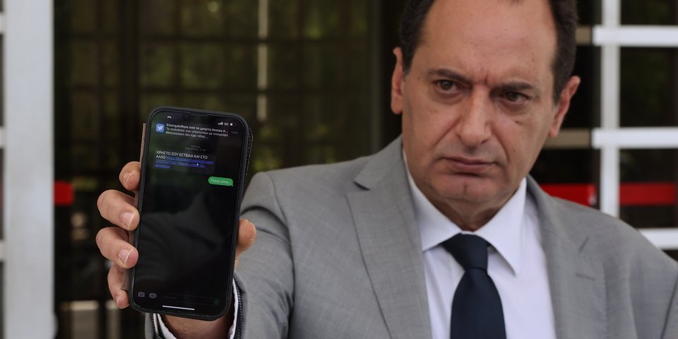 O Χρήστος Σπίρτζης δείχνει το SMS που του εστάλη / Φωτογραφία: Intimenews/ΛΙΑΚΟΣ ΓΙΑΝΝΗΣ