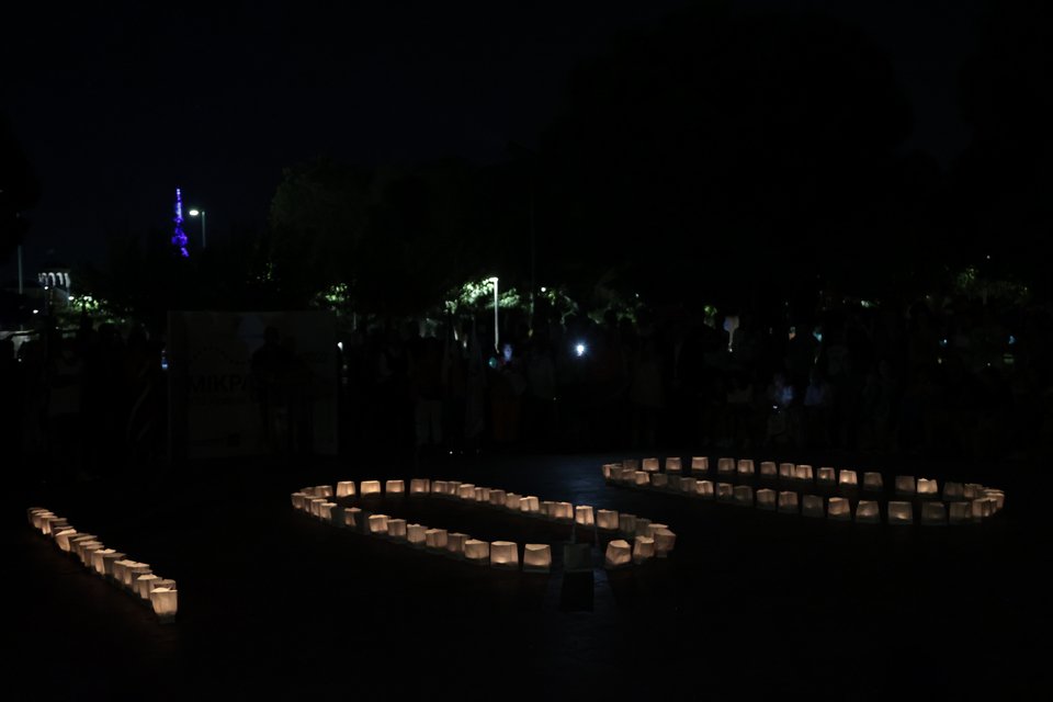 Ο αριθμός 100 σχηματίζεται με τα αναμμένα φαναράκια/ Φωτογραφία: Ραφαήλ Γεωργιάδης/ EUROKINISSI