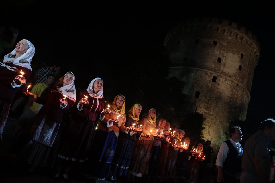 Εικόνα με τα αναμμένα φαναράκια μπροστά από το Λευκό Πύργο/ Φωτογραφία: Ραφαήλ Γεωργιάδης/ EUROKINISSI