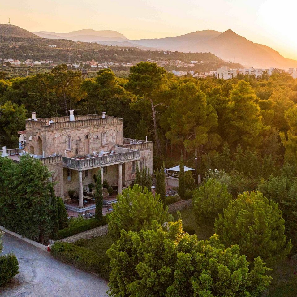 H βίλα του Άγγελου Σικελιανού στο Ξυλόκαστρο έχει μετατραπεί σε ένα υπέροχο ξενοδοχείο / Φωτογραφία: sikyoncoastresort/Instagram