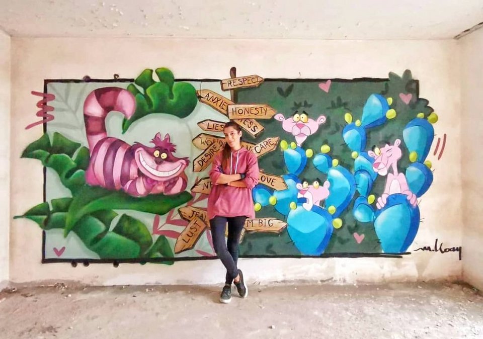Η street artist μπροστά από έργο της με τον Ροζ Πάνθηρα / Φωτογραφία: m.koan/Instagram