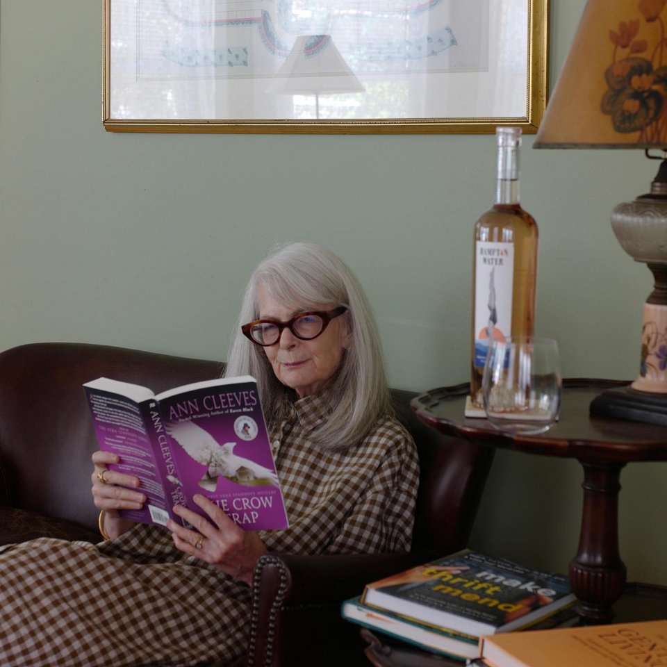 Η Lyn Slater στο σπίτι της στη Νέα Υόρκη, περνά τον ελεύθερο χρόνο της διαβάζοντας / Φωτογραφία: accidentalicon.com
