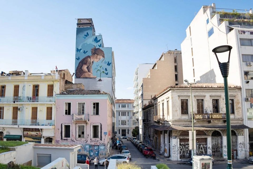 Έργο της Μελίνας Κοάν σε τοίχο πολυκατοικίας στο κέντρο της Αθήνας, κοντά στη Βαρβάκειο Αγορά / Φωτογραφία: m.koan/Instagram