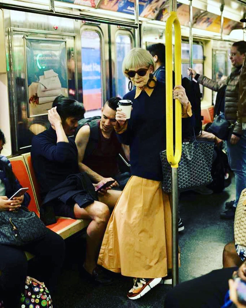 Στο μετρό της Νέας Υόρκης με κίτρινη μάξι φούστα και sneakers / Φωτογραφία: accidentalicon.com