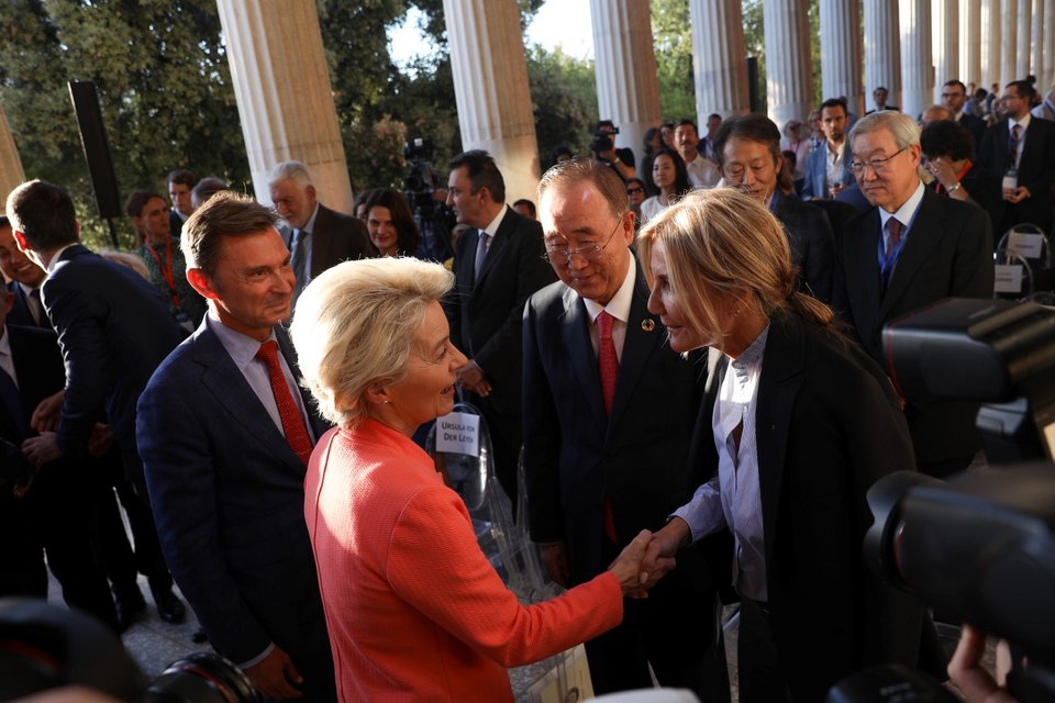 Η Ούρσουλα Φον ντερ Λάιεν χαιρετά τη Μαρέβα Μητσοτάκη στο Athens Democracy Forum / Φωτογραφία: Dimitris Kapantais / SOOC