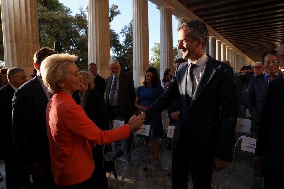 Η Ούρσουλα φον ντερ Λάιεν χαιρετά τον δήμαρχο Αθηναίων Κώστα Μπακογιάννη στο Athens Democracy Forum / Φωτογραφία: Dimitris Kapantais / SOOC