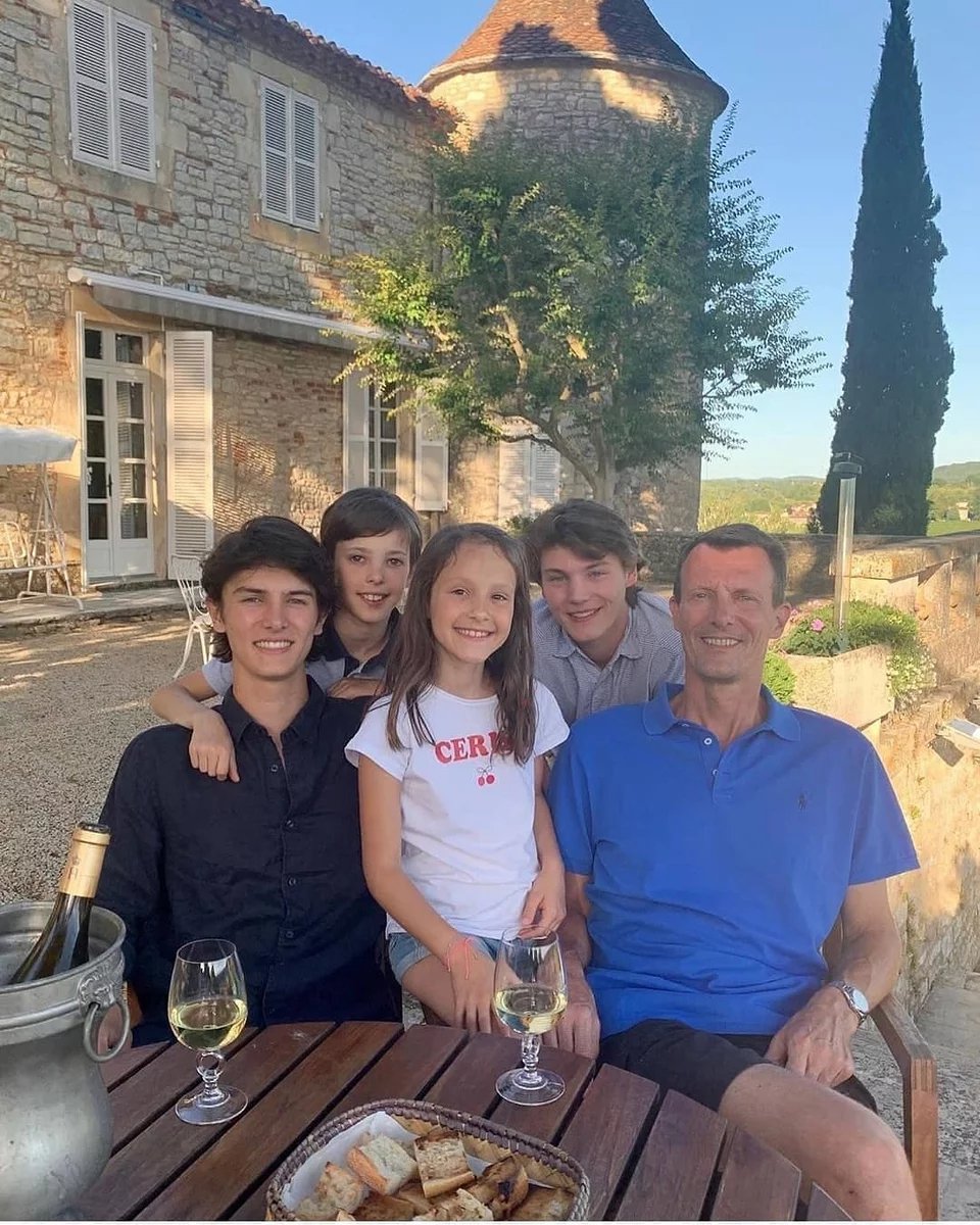 O πρίγκιπας Γιόακιμ με τα παιδιά του στις διακοπές τους σε chateau στη νότια Γαλλία