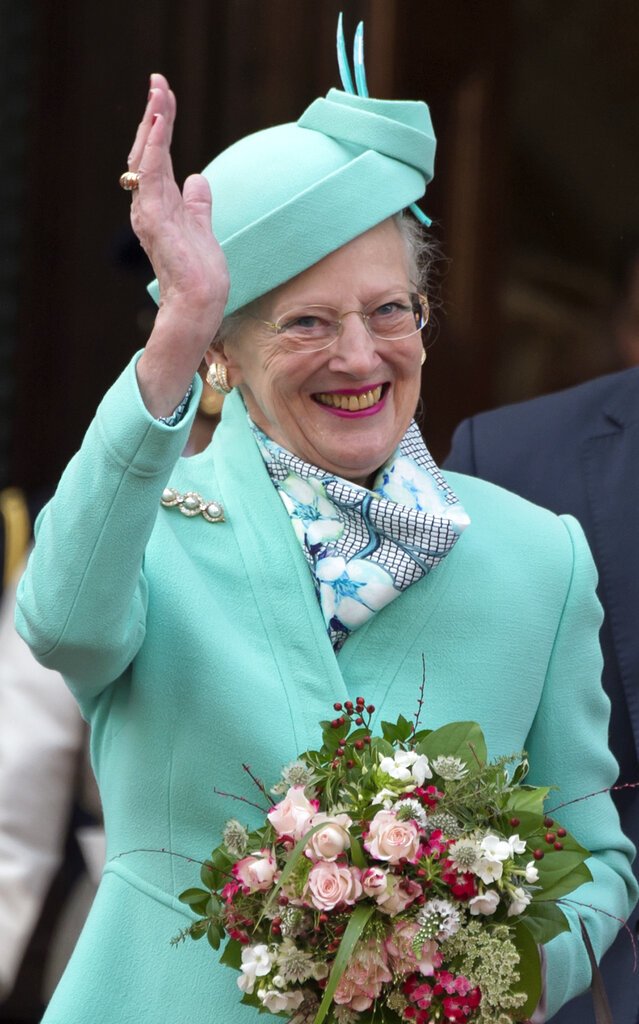 η βασίλισσα Μαργκρέτε χαιρετά