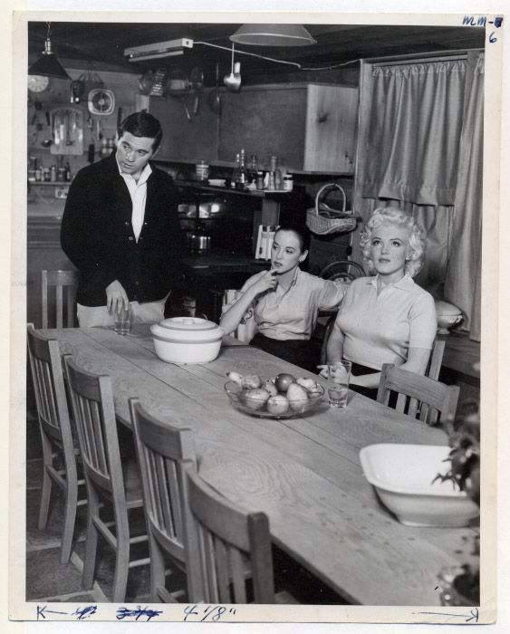 1955, 8 Απριλίου - Κονέκτικατ, στο σπίτι του Γκριν για την τηλεοπτική εκπομπή «Person to Person»/φωτογραφία: Facebook