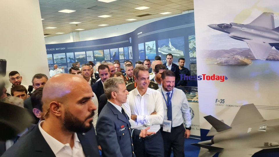 O Kυριάκος Μητσοτάκης στο περίπτερο των Ενόπλων Δυνάμεων